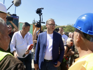 Вучић обилази Индустријски комбинат ливницу Гуча