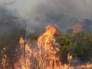 Nevesinje pod udarom požara: Vatra se približila kućama, teren nepristupačan