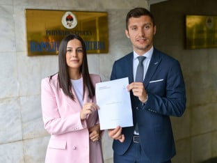 Narodni poslanici Vukomanović i Kresojević ponovo traže od Vlade da se izjasni o zaštiti trudnica na radu