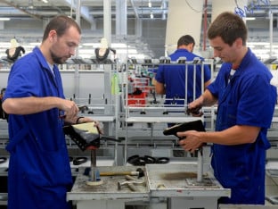 Текстилна и обућарска индустрија пред новим ударом: Производња пада, радници одлазе