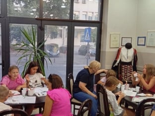 Djeca uče zmijanjski vez i svojim radovima pomažu drugima