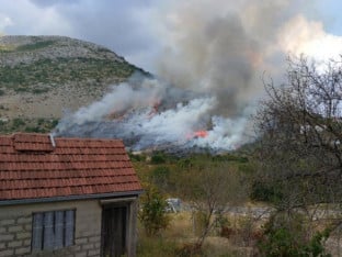 Дим и пламен у Иваници код Требиња, интервенишу дубровачки ватрогасци