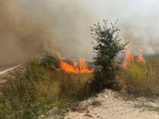 Пожар код Требиња пришао магистрали: Саобраћај према Херцег Новом отежан