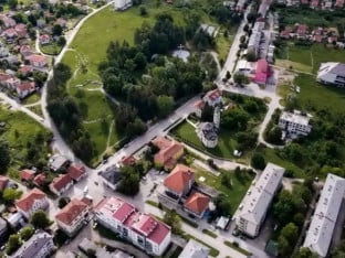 Неугодан мирис се шири Дрваром: Грађани се жале на пецкање очију и гушење