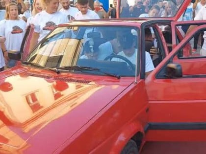 Невјероватан призор у Санском Мосту: 20 људи стало у легендарни „голф 2“ (ВИДЕО)