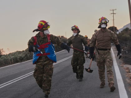 Пожари у Грчкој: Спасено 12 људи, у гашењу учествују канадери и хеликоптери