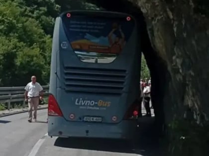 Аутобус се заглавио у кањону Тијесно