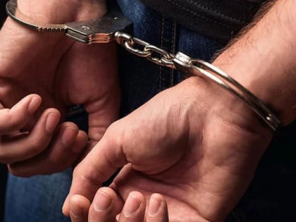 Драма у Крагујевцу: Полиција привела младића са сјекиром, ножем и пиштољем код штанда СНС-а