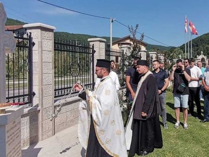 Освештан спомен-крст у манастиру Рмањ пред долазак званичника Српске и Србије