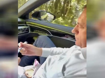 Doručak na putu: Dodik pokazao šta jede u autu