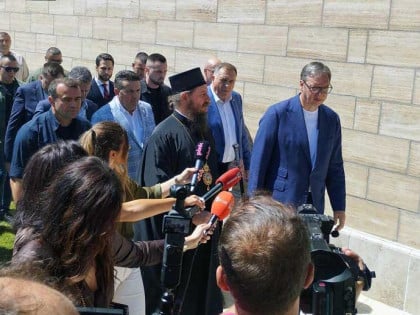 Vučić stigao u manastir Rmanj, dočekali ga zvaničnici Srpske i episkop Sergije
