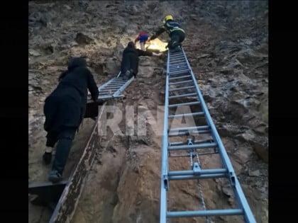 Драматично: Монаси спасавали дијете да не падне са литице