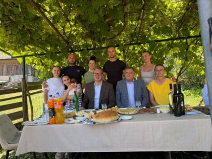 Petoro djece dobija novi dom: Dodik najavio izgradnju kuće i puta
