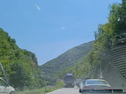 Sudar dva automobila i kamiona kod Bočca, saobraćaj otežan