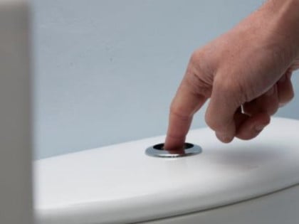 Намирница која сјајно чисти водокотлић