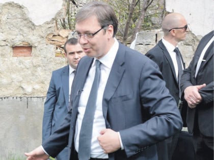 У дворишту куће у Чипуљићу покушали да ухапсе момка који је дигао три прста