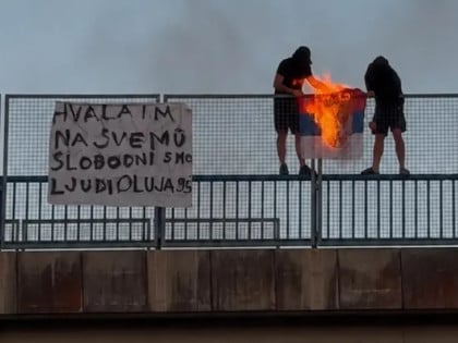U Hrvatskoj zapaljena srpska zastava
