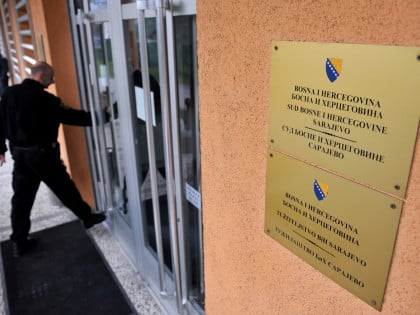 Пензионери у фотељама, радници по судовима