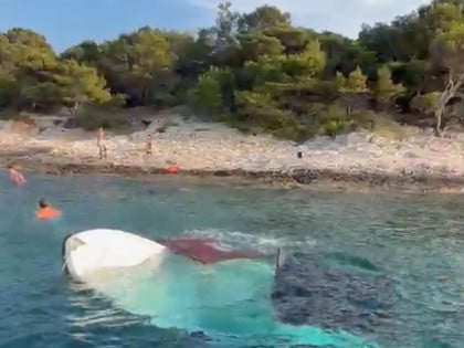 Brodić tonuo, Hrvati snimali i šalili se, nisu pomagali turistima (VIDEO)