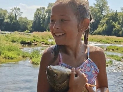 Дјевојчица у Уни ухватила рибу голим рукама
