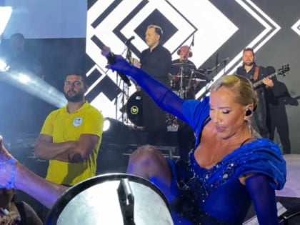 Драма у Будви: Лепа Брена изгубила равнотежу и пала на бини (ВИДЕО)