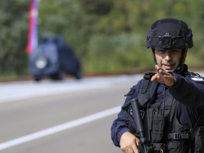 На Јарињу приведена три српска полицајца