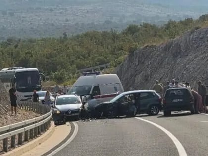 Teška nesreća kod Stoca: Povrijeđeno više osoba, saobraćaj obustavljen