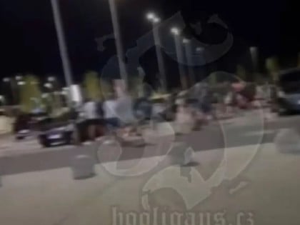Велика туча навијача Динама и Хајдука на паркингу загребачког аеродрома (ВИДЕО)