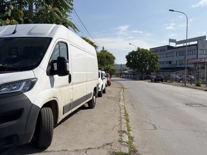 У Пиланској улици тротоар заробили аутомобили