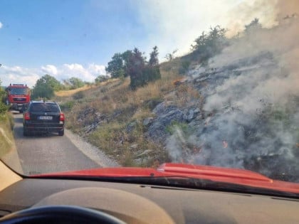 Stanje kod Gacka stabilno, ali vatra i dalje prijeti: Vatrogasci cijele noći na terenu