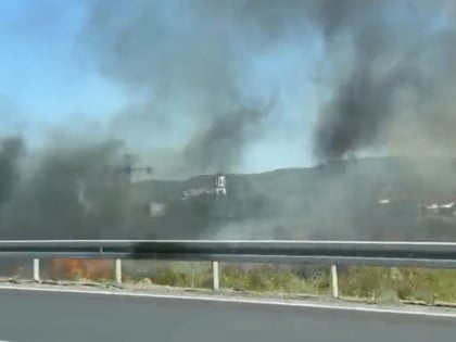 Požar kod prijedorske petlje, stigli vatrogasci (VIDEO)