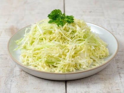 Шта прво иде у купус салату – уље или сирће? Редослијед је важнији него што мислите