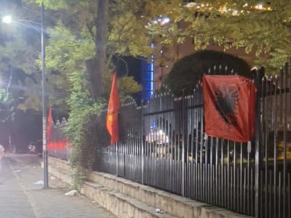 Провокација у Липљану: Заставе ОВК и Албаније окачене код српске светиње