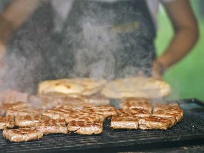 Скривена тајна сочног роштиља: Како да се ћевапи не скупе и не осуше