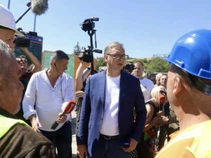 Вучић обилази Индустријски комбинат ливницу Гуча