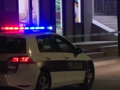 Policajac van dužnosti na motoru udario u grupu pješaka, jedna osoba poginula