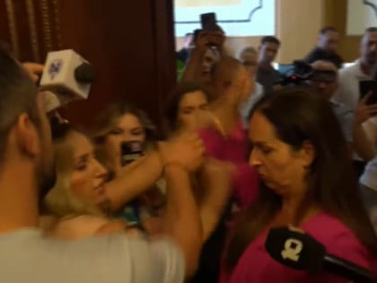 Haos u skupštini u Prištini: Poslanici se sukobili i polivali vodom