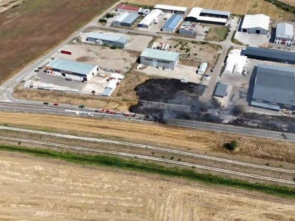 Požar na obilaznici kod Bijeljine: Planula prikolica sa sijenom, vatra zahvatila i strnjik