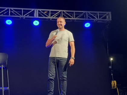 Stend-ap komedija „Nezavisan“ oduševila publiku u Istočnom Novom Sarajevu