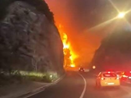 Požar kod Omiša zatvorio magistralu, vatra se širi prema Mimicama