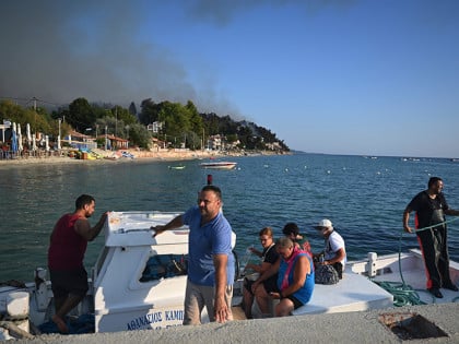 Evakuacija iz ljetovališta na Hakidikiju, vatra oštetila kuće