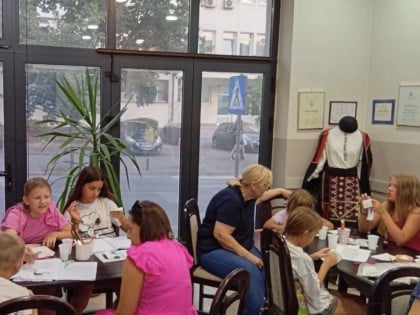 Дјеца уче змијањски вез и својим радовима помажу другима
