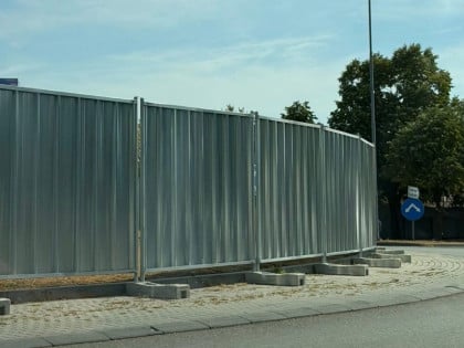 Почела изградња споменика, ограђен кружни ток
