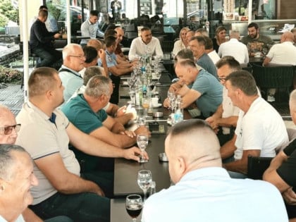Минић са прњаворским ловцима: "Народски, опуштено и од срца"