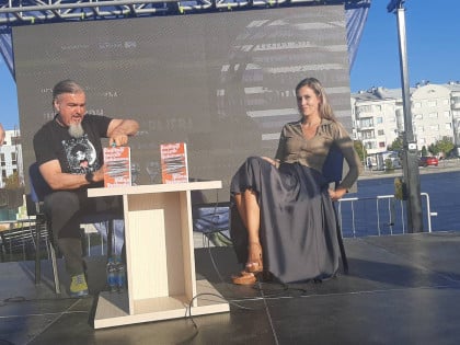 Vučković je autor kod koga se na poseban način prepliću slikarstvo i književnost