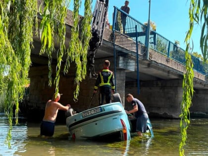 Skočili u rijeku, spasili mladića koji je sletio autom