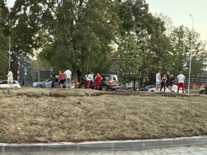 Udes u Banjaluci: Automobil udario u drvo u kružnom toku