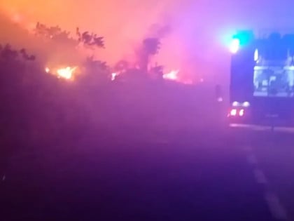 Dramatična noć na Ivanici: Vatra guta Vlašticu, stigla pomoć iz Trebinja