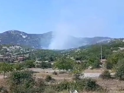 Ватрогасци и хеликоптер бране куће код Требиња