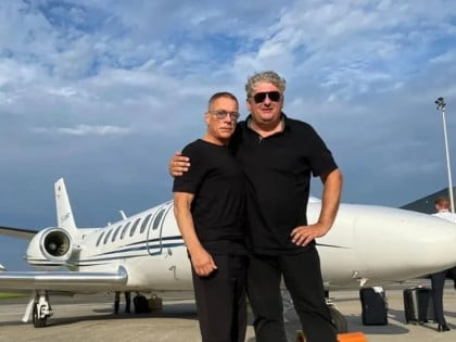 Toni Bijelić uživa na Sardiniji: Društvo mu pravi poznati holivudski glumac